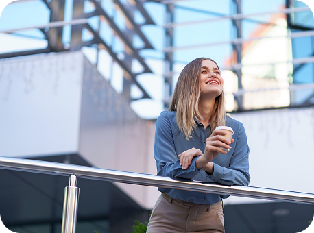 Lächelnde Frau mit Smartphone